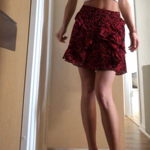 Fin sommarkjol  - Superfin mönstrad kjol i svart och rött perfekt till sommaren, fest eller annat !:) passar Small och Medium! 