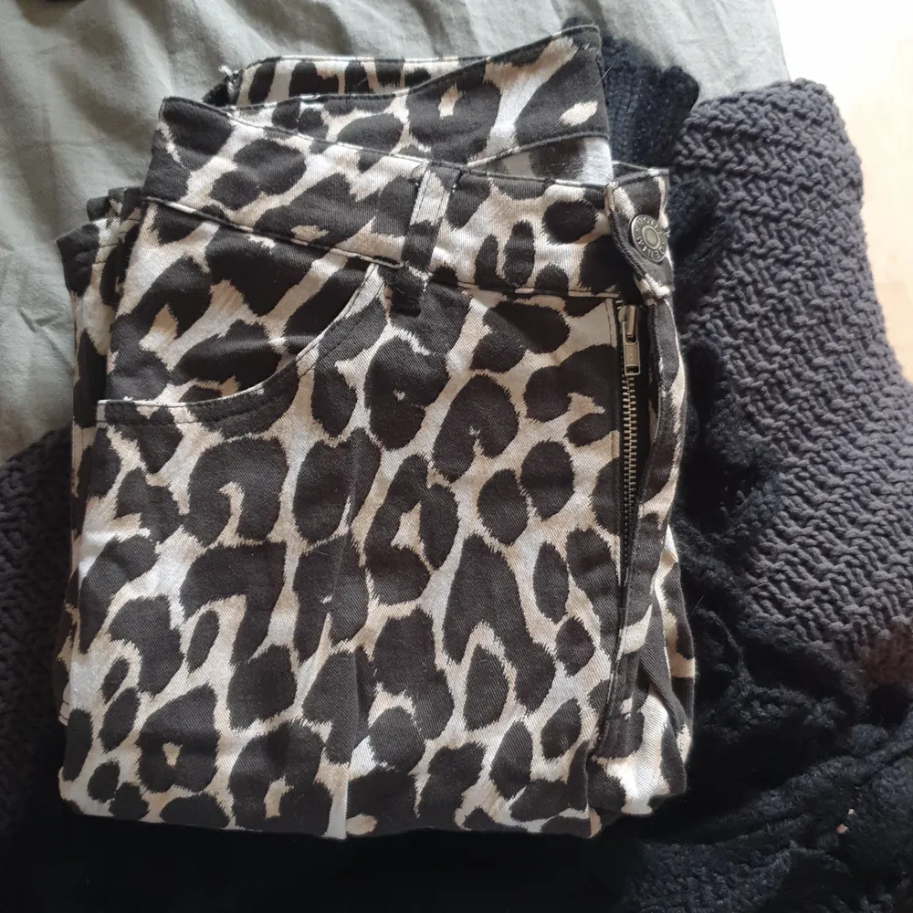 Säljer ett par leopardmönstrade jeans från NA-KD i st 34, eftersom att dessa inte längre passar in i min still väljer jag att sälja de så att de kan komma till mer använing jämfört med att bara ligga i garderoben hemma hos mig. Höga i midjan, fickor bak och fram, knapp och och kedja till stängningen av byxan.. Farkut & Housut.