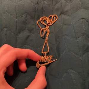 Ett Nike halsband i guldfärg med utsökt färg och kvalitetsmaterial 🥂