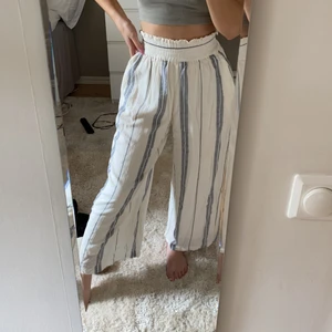 Randiga Linnebyxor  - Randiga linnebyxor i ankellängd från HM. Knappt använda. Skicka meddelande om ni undrar nått mer🤎