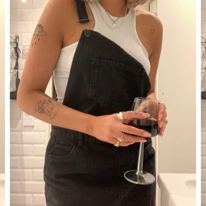 Svart hängselklänning - Svart hängselklänning från Only storlek 38, passar en S eller liten M, supersnygg till sommaren! Använd en gång så superfin kvalitet 🤍