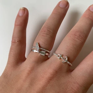 Tre fina silverringar - Tre fina silverfärgade ringar. Ett ankare, en pil och ett löv. Superfina att ha tillsammans. Osäker på material. Helt oanvända, endast testade. 40 kr exkl frakt. Kan mötas upp i Stockholm. Kan samfrakta om ni vill köpa fler saker av mig! Kontakta mig om ni har några frågor :)