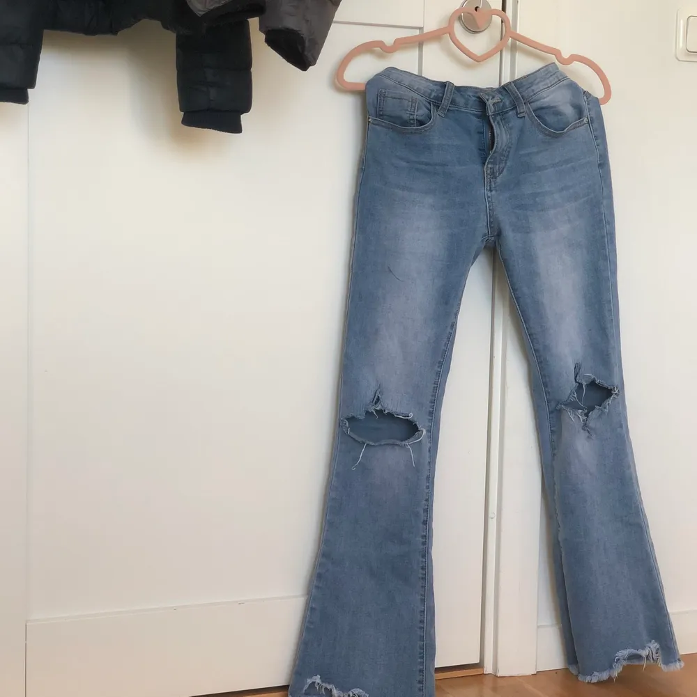 Snygga jeans som jag klippt hål i själv! Köpte i en butik på västkusten. Köpare står för frakt. Jeans & Byxor.