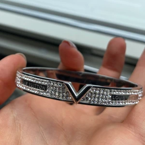 Louis vuttion armband  - Ett oäkta armband ifrån louis vuttion ✨köpt i turkiet✨enbart använd 1 gång ✨