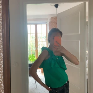 Linne - Intressekoll på detta urgulliga linne från zara! Egentligen köpt på barnavdelningen men det passar mig som bär xs/s. Jättefin färg speciellt när man är brun. Kan skicka fler bilder! Köparen står för frakt, betalning sker via Swish