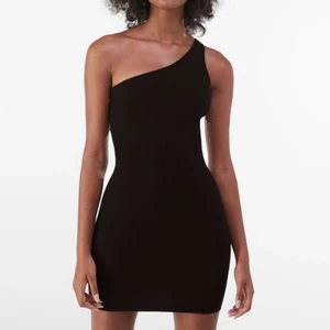 Svart klänning (oanvänd) - Väldigt fin klänning, bra kvalité och mycket stretchig! Så skön och smickrande. Säljer eftersom den inte är riktigt min stil. Originalpris 229kr❤️