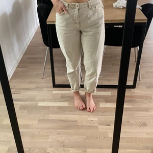 Dagny mom jeans - Säljer mina dagny mom jeans, pga dem är för stora för mig. Använda en gång därefter en tvätt som töjt dem ytterligare. Frakten står köparen för.  