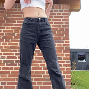 Svarta jeans  - Snygga, knappt använda då de är för korta för mig som är 172cm. Köpare står för frakt🥰