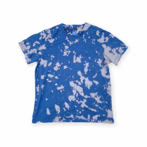 Blå tiedye T-shirt  - Blå tiedye T-shirt. Kan frakta och mötas upp i Sthlm. Kolla min bio för fler kläder och bio!