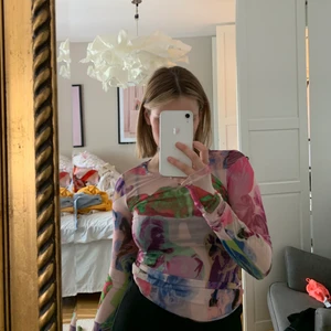 Mesh tröja - Såå cool mesh tröja från weekday! Den är i nyskick då endast använd någon gång, hör av er vid frågor💞