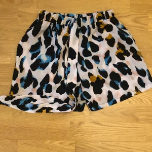 Shorts från shein - Använd 1 gång. Jätte skönt och tunt material. Bra skick! Alltid frakt.💕