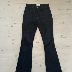 Les Coytes De Paris - lågmidjade jeans - Jag säljer mina supersnygga lågmidjade, svarta, lite utsvängda les coytes jeans med fickor där fram och bak. De är i jätte bra sick. Jag säljer dem för 450 kr inklusive frakt (pris kan diskuteras).😊🥰