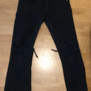 Svarta pep boot jeans med hål i - Dessa jeanse har jag fått av min kompis storasyster. I mycket bra skick. Alltid frakt.👍🏻💕