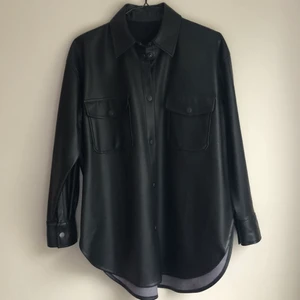 Overshirt PU &Other Stories - Overshirt/jacka i PU, oversize i modellen. Aldrig använd, köpt från &Other Stories. Storlek 38. 