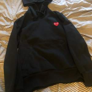 Snygg hoodie från cdg, såklart äkta. Inga fel med den samt inga märken, storlek small (S)