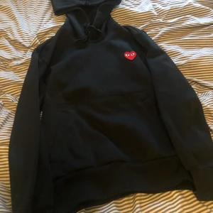 cdg hoodie - Snygg hoodie från cdg, såklart äkta. Inga fel med den samt inga märken, storlek small (S)
