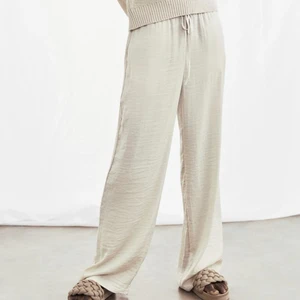 Intressekoll, köp eller bytes mot M.  - Köpte dessa men tyckte att de är lite korta. Jag är 170 cm lång och de ungefär vid anklarna.