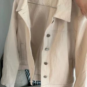 COS Vår/sommarjacka FRI FRAKT - Oanvänd! I strl 42 men lite liten i storleken så mer än 40/M. Perfekt i sommar över klänningar och annat. Säljes pga jag har för mkt kläder haha. Nypris ca 1000 kr. 