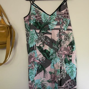 Sommarklänning  - Fin sommarklänning. Ej inkl. Frakt 