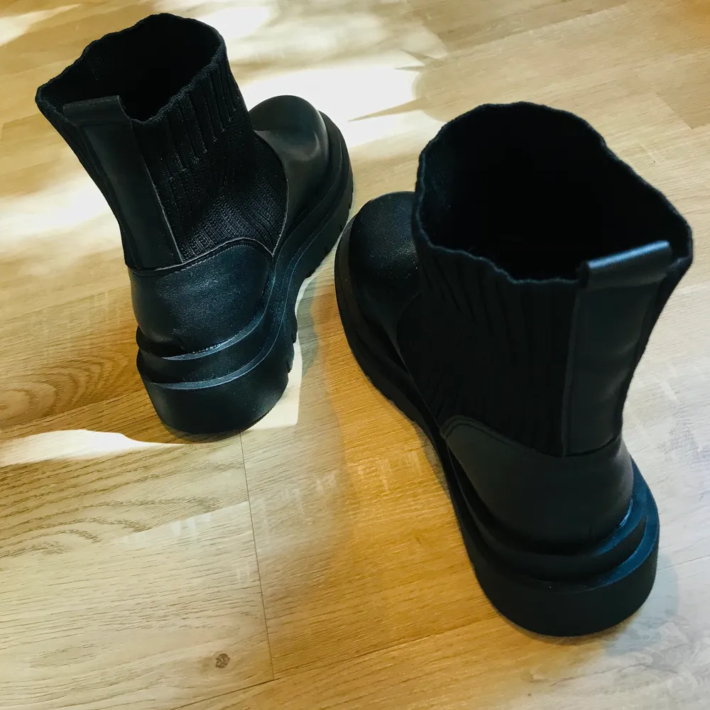 Helt nya svarta boots från Shein. Säljer pga fel storlek för mig. Det är 39 men skulle mer säga det är en 38!. Skor.