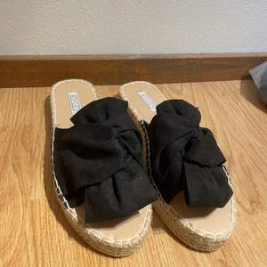 Svarta fina sandaler ifrån nelly, oanvända (endast testade) i superfint skick! 💗💗💗 (köparen står för frakten) 