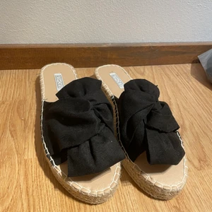 Sandaler ifrån nelly i storlek 38  - Svarta fina sandaler ifrån nelly, oanvända (endast testade) i superfint skick! 💗💗💗 (köparen står för frakten) 
