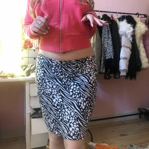 Mönstrad kjol - Säljer denna tjusiga kjolen med väldigt Fint mönster.💕💕💕 Gör även att klippa eller vika på dubbelt så att det blir en kort mini skirt.🥰
