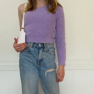 Stickad trendig tröja! - Luftig för dig som har storlek XS. Ganska stor i bilden, för den är lite stor på mig. Sedan är den i bra kvalitet från SHEIN.