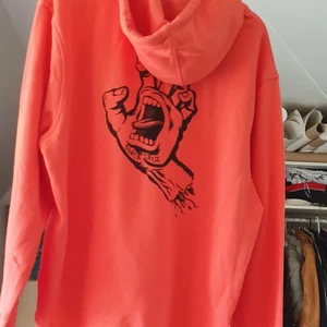 Åkt santa CRUZ tröja  - I mycket bra skick och passar till båda kön. Passar xxs_ L och sitter som över size. Finns fler bilder och köpare står på frakt. 