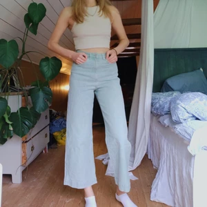 Mintgröna byxor - Coola mintgröna byxor från weekday medell Vera. Tycker mycket om dessa byxor då de sitter bra men önskar att de hade varit lite längre, är 174cm.