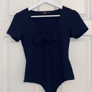 Blå body - En marinblå body från Bikbok i storlek S men passar även M. Egen knytning där framme 