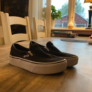 Vans skor - Säljer mina svarta vans skor pga för små! Det är storlek 36 på skorna. Använt några gånger men tvättas innan köp såklart!💫  köpte för 659kr och säljer för 200kr +frakt.