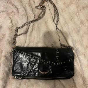 Zadig voltaire väska - Superfin limited edition rock staples bag! Köpt för ca 1 år sedan men ändå i bra skick💓 