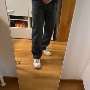 Baggy carhartt byxor - Säljer ett par vintage carhartt byxor i bra skick, storlek 32x32. Eftersom byxorna är vintage kan små flaws förekomma. Vid fler funderingar är det bara att skicka ett meddelande till mig! 