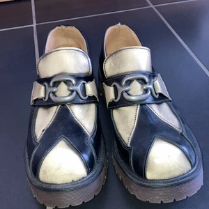 svart vita dr martens i storlek 40 - Vintage dr martens i nytt skick. Inte använda.