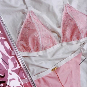 Elsa and rose bikini - Säljer denna jättefina Elsa and rose bikinin då den tyvärr va för liten för mig och måste köpa en större, fick hem den idag så den är endast testad