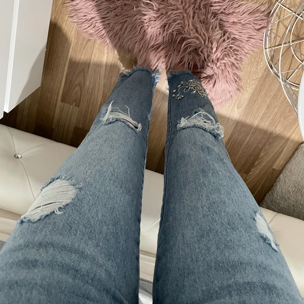 Zara jeans i storlek 34, nästan ny. Jag använder jeans inte eftersom är små för mig 😊 kolla min profil 💞. Jeans & Byxor.