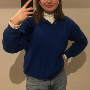 Tjocktröja - Säljer denna blåa tjocktröja då jag tycker att den är lite för liten för mig! Skulle gissa att storleken är ca xs-s