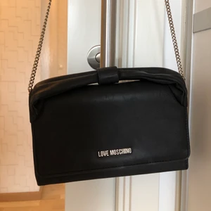 Svart väska från Moschino - Svart väska från Moschino i väldigt fint skick.