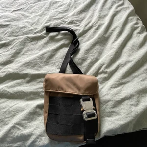 Alyx väska - Alyx väska som är köpt på deras hemsida. Extremt bra skick då den bara varit använd under en sommar. Nypris är 3000 kr. Bud är från 1000 Kan mötas i Stockholm eller frakta:)
