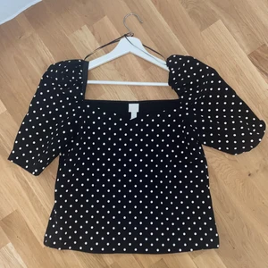 Prickig topp  - Säljer min prickiga topp från hm pga ingen användning, köpt förra året på h&m för runt 250-300kr, passar perfekt till finare tillfällen, storlek L och passar m också, passar nog bäst om man har lite större byst 