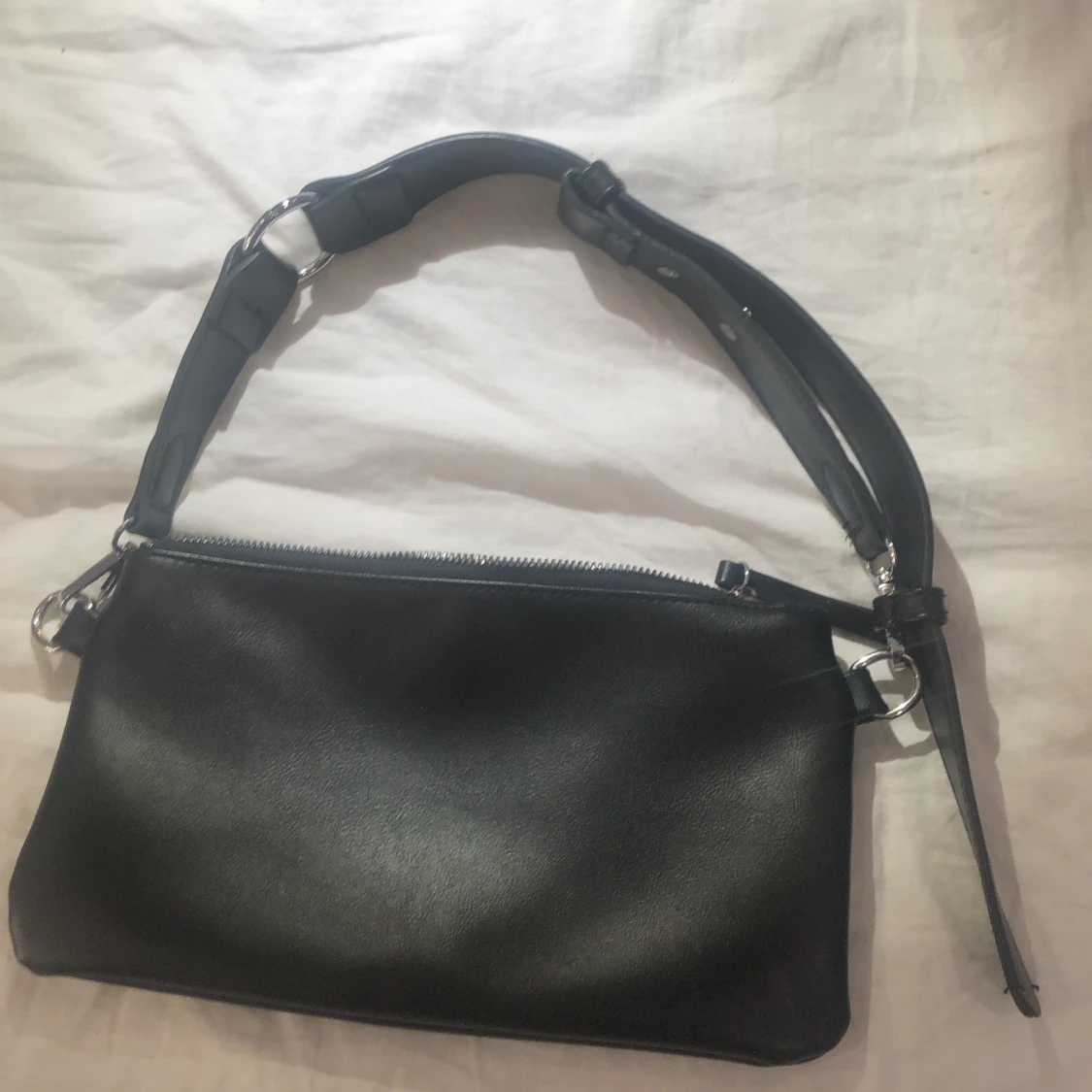 Svart axelväska