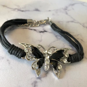 Svart fjärilsarmband  - Jättefint fjärilsarmband! 30kr, 12kr frakt🥰