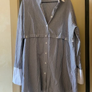 skjorta - cool skjorta, man kan ta av nedre delen så den blir croppad! typ oanvänd 