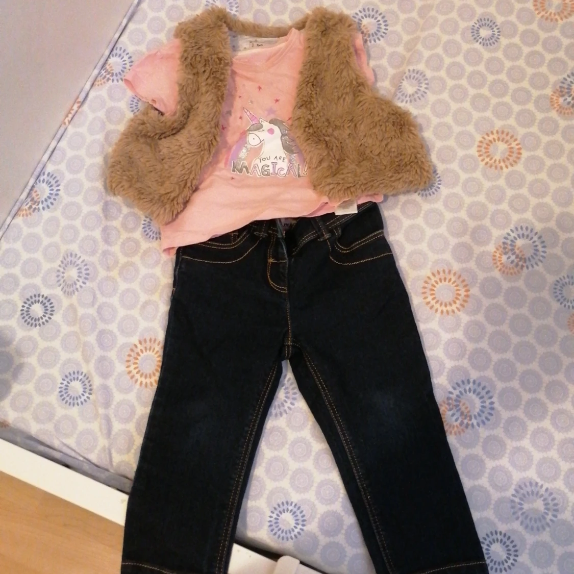 Väst och T-shirts 9 till 12 månader jeans 12 till 18 månader 