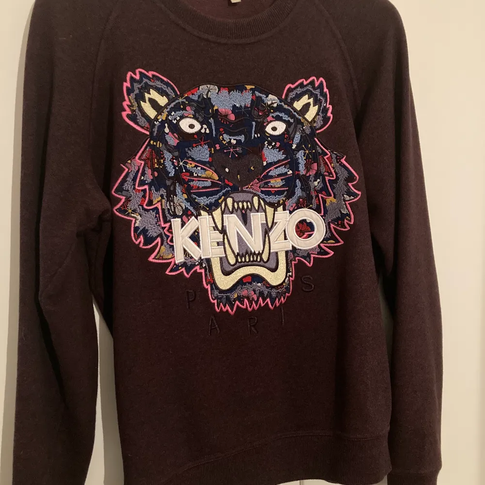 Äkta Kenzo tröja, köpt för 2200kr , storlek är M men passar även S då dem är små i storleken . Toppar.