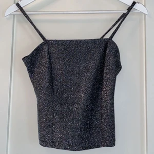 Glittrigt linne - Glittrigt linne från gina tricot, använd en gång. 