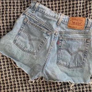 Levis vintage shorts levis550 storlek 36 - Ljusblåa klassiska vintage 550 Levis jeansshorts, storlek 36  Letat som en galning efter detta men tyvärr har de blivit för små för mig som är en 38.   Dom kan se korta ut på bilden men de är klassiska shorts så de täcker absolut rumpan.   Inköpta för 699