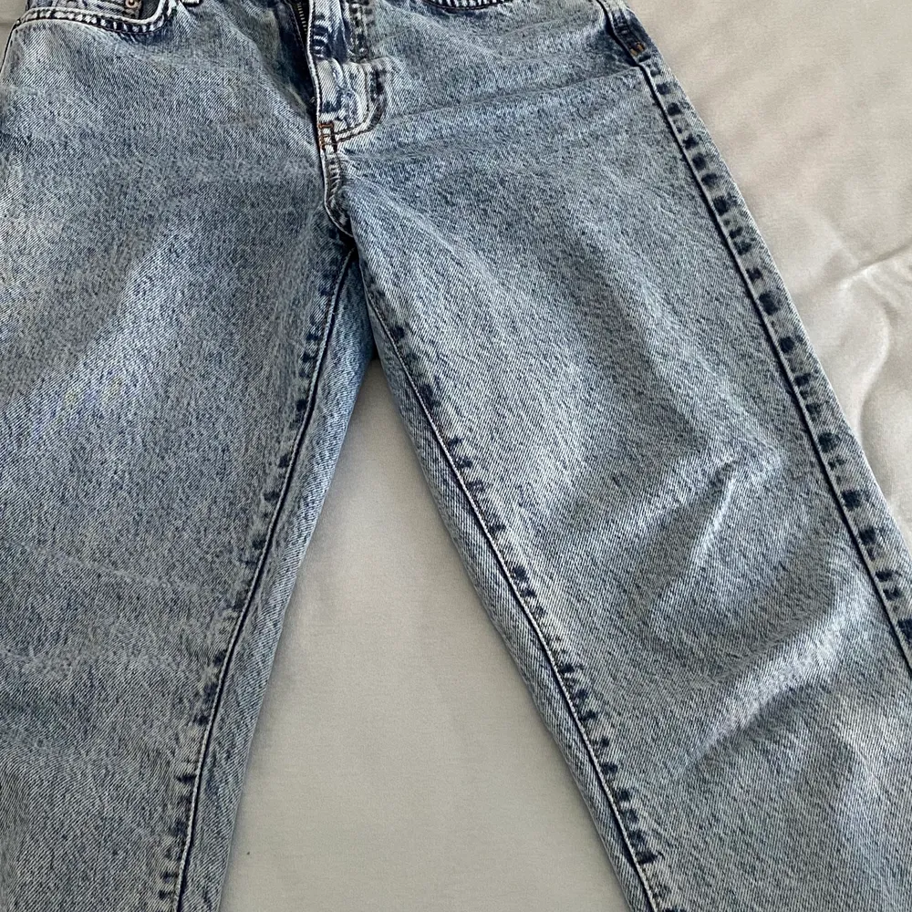 Jag säljer mina ginatricot byxor på grund av att dom är för små. Dom har används max 5 gånger och jag köpte dom för 500kr för cirka 2 månader sedan. Jag säljer dom för 200 inklusive frakt.. Jeans & Byxor.