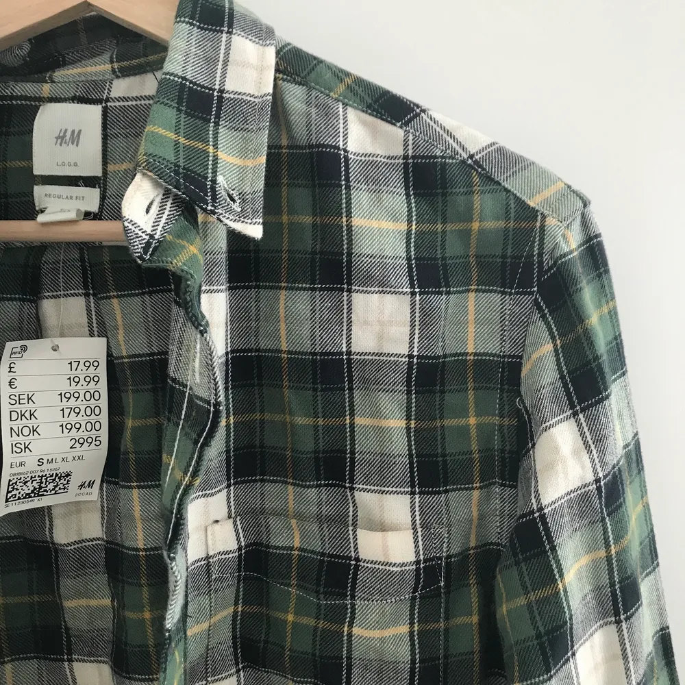  En rutig skjorta från H&M i storlek S. Aldrig använd. ❤️ köparen står för frakt. Skjortor.